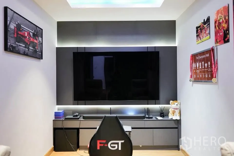 บ้านเดี่ยว for sale in Bang Phli, Samut Prakan - ห้องสื่อบันเทิงจอทีวีขนาดใหญ่ เก้าอี้เกม และไฟ LED หลังจอ.