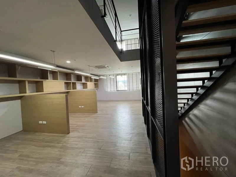 带办公室的家 出租在Bueng Kum, Bangkok - 大型开放办公区，夹层与模块化书架。