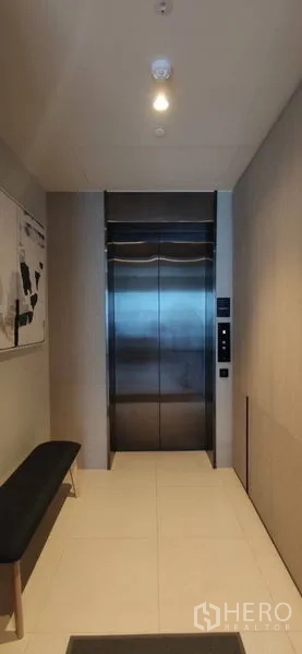 公寓 出租或出售在Watthana, Bangkok - 现代电梯大堂，不锈钢电梯与长椅