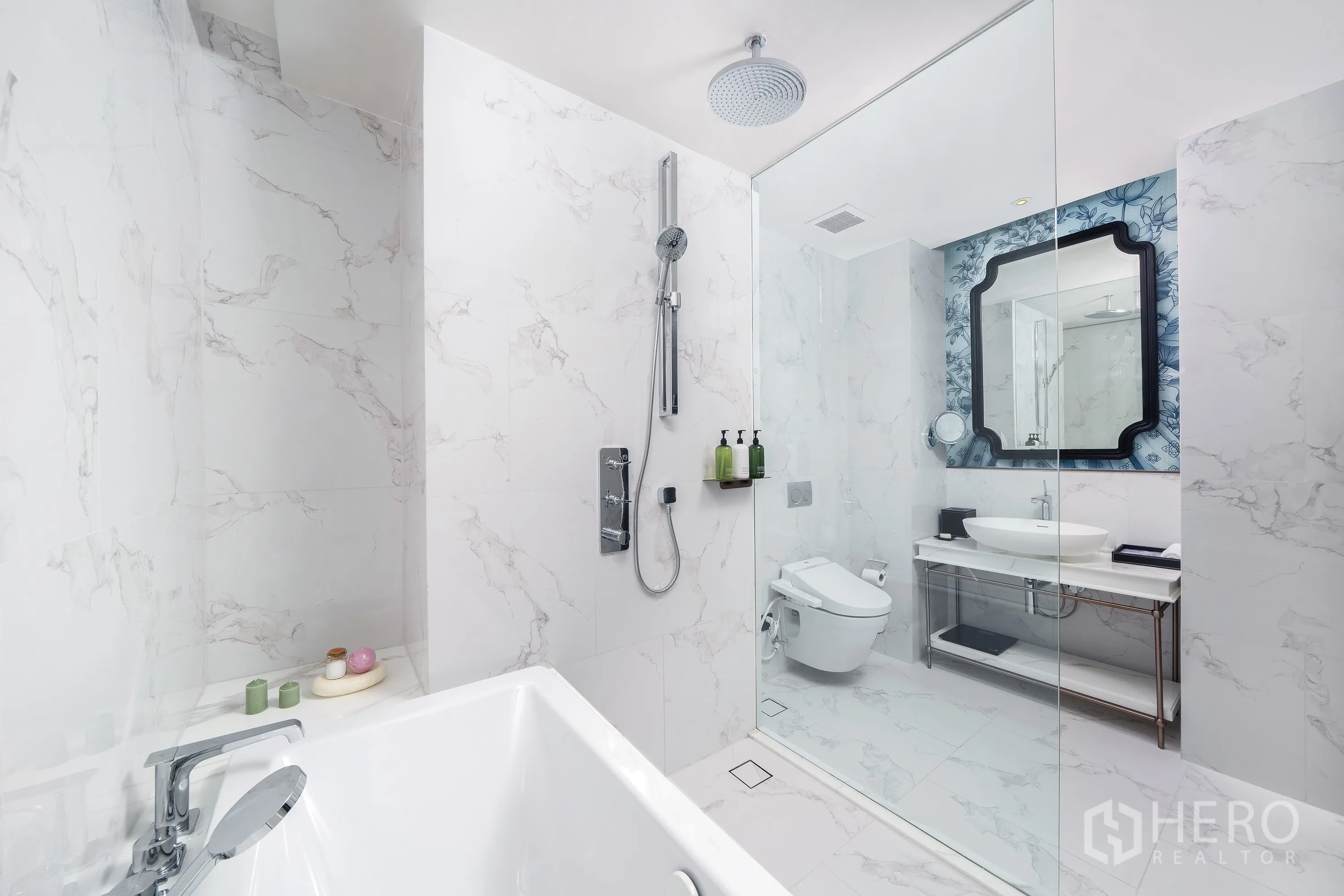 คอนโด for rent in Khlong Toei, Bangkok - ห้องน้ำหินอ่อนพร้อมอ่างอาบน้ำ ฝักบัวกั้นกระจก เรนชาวเวอร์ อ่างล้างหน้า และโถสุขภัณฑ์
