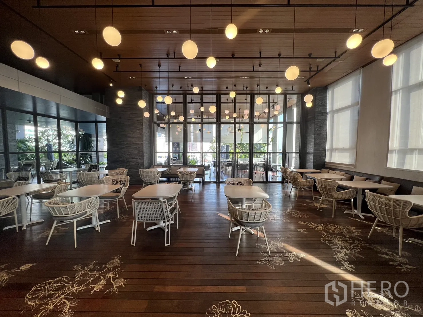 零售空间 出租在Watthana, Bangkok - 宽敞用餐区，木地板、吊灯和藤编座椅的通罗商铺内景