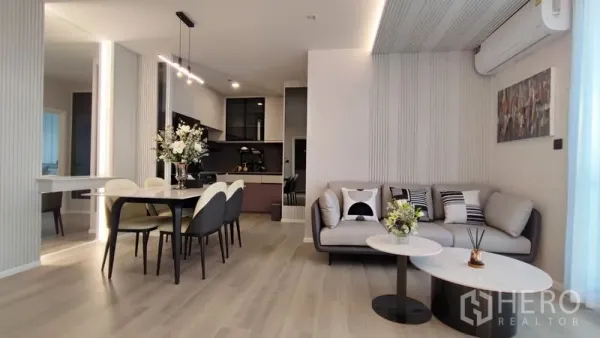 คอนโด ให้เช่าในBang Kho Laem, Bangkok - ห้องนั่งเล่นและทานอาหารกว้างขวาง ข้างครัวขนาดกะทัดรัด พื้นไม้โทนอ่อน