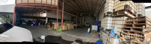 คลังสินค้า ขายในLam Luk Ka, Pathum Thani - ภายในโกดังโครงเหล็กหลังคาสูง พื้นคอนกรีต มีพาเลตและถัง IBC พื้นที่โหลดสินค้าคลุมหลังคา ลำลูกกา
