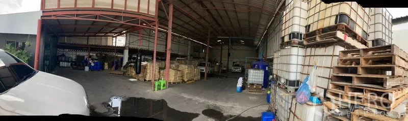 คลังสินค้า ขายในLam Luk Ka, Pathum Thani - ภายในโกดังโครงเหล็กหลังคาสูง พื้นคอนกรีต มีพาเลตและถัง IBC พื้นที่โหลดสินค้าคลุมหลังคา ลำลูกกา