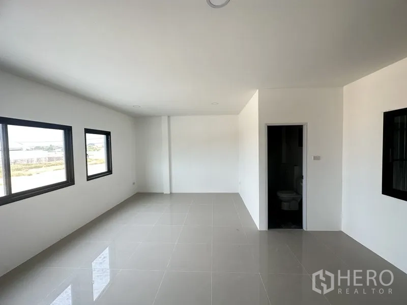 货栈 出租在Pathum Thani - 二层明亮办公室，瓷砖地面，带窗户与独立卫浴。