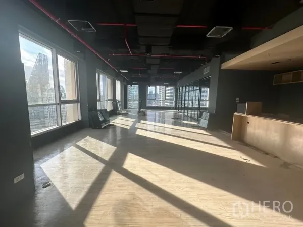 办公空间 出租在Bang Rak, Bangkok - 长条形工作区，两侧大窗可眺望沙通高楼。