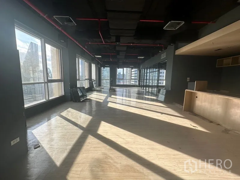 办公空间 出租在Bang Rak, Bangkok - 长条形工作区，两侧大窗可眺望沙通高楼。