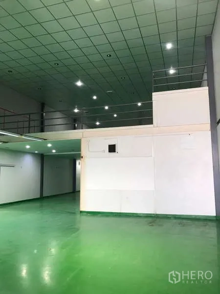 工厂 出租在Bang Phli, Samut Prakan - 宽敞大厅，设夹层平台与网格天花照明