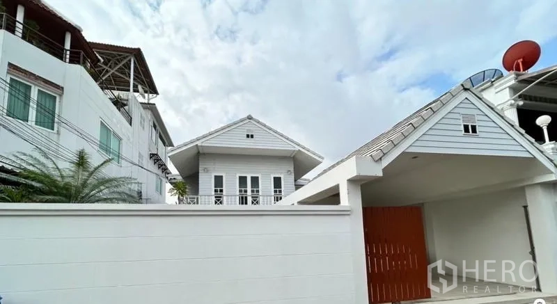 带办公室的家 出租在Suan Luang, Bangkok - 白色山墙屋顶的家庭式办公楼，带高墙与有顶车位