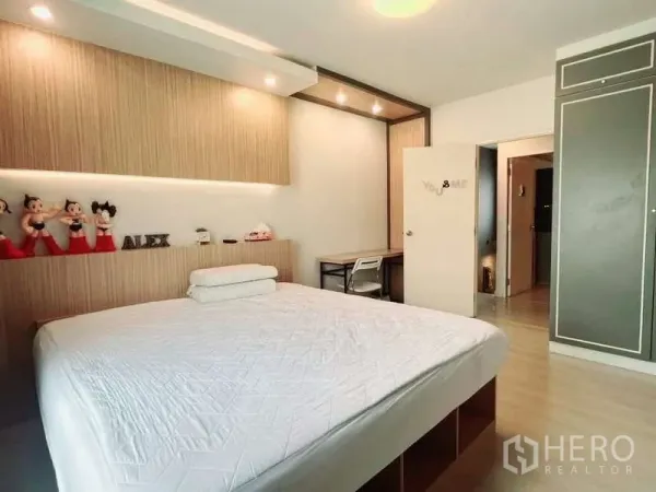 Detached House for rent in Bang Phli, Samut Prakan - Master bedroom with king bed, wood panel headboard, built-in shelf and study desk.