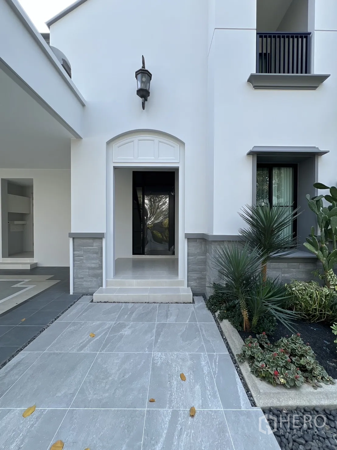 Detached House for rent in Saphan Sung, Bangkok - Main entrance with arched doorway and lantern-style wall light.