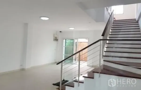 带办公室的家 出租在Wang Thonglang, Bangkok - 室内宽阔楼梯，金属扶手，连接通透明亮的楼层空间。