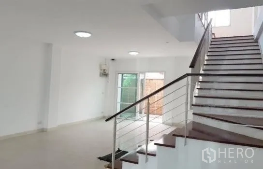 带办公室的家 出租在Wang Thonglang, Bangkok - 室内宽阔楼梯，金属扶手，连接通透明亮的楼层空间。