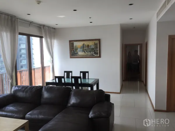 公寓 出租或出售在Khlong Toei, Bangkok - 采光充足的客餐区，设大窗与纱帘，并有推拉门通向阳台。