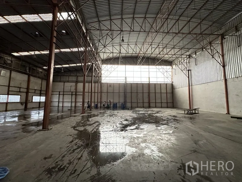 Factory for rent in Bang Bua Thong, Nonthaburi - Large open warehouse bay with high ceiling, skylights and concrete floor.