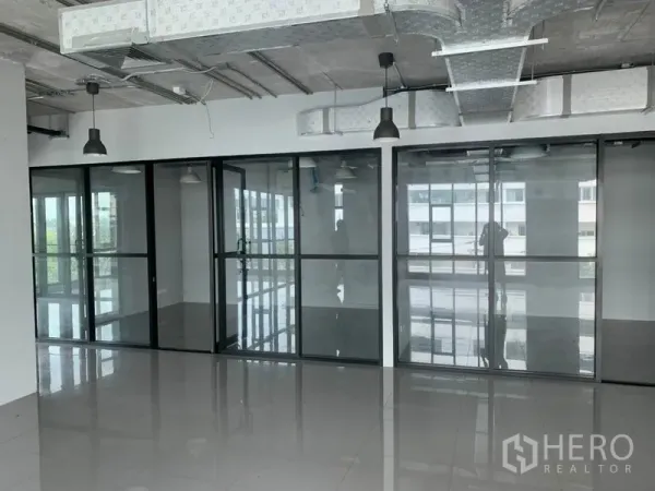 办公空间 出租在Phaya Thai, Bangkok - 角落办公区设多间玻璃隔间与大窗户，通透明亮。