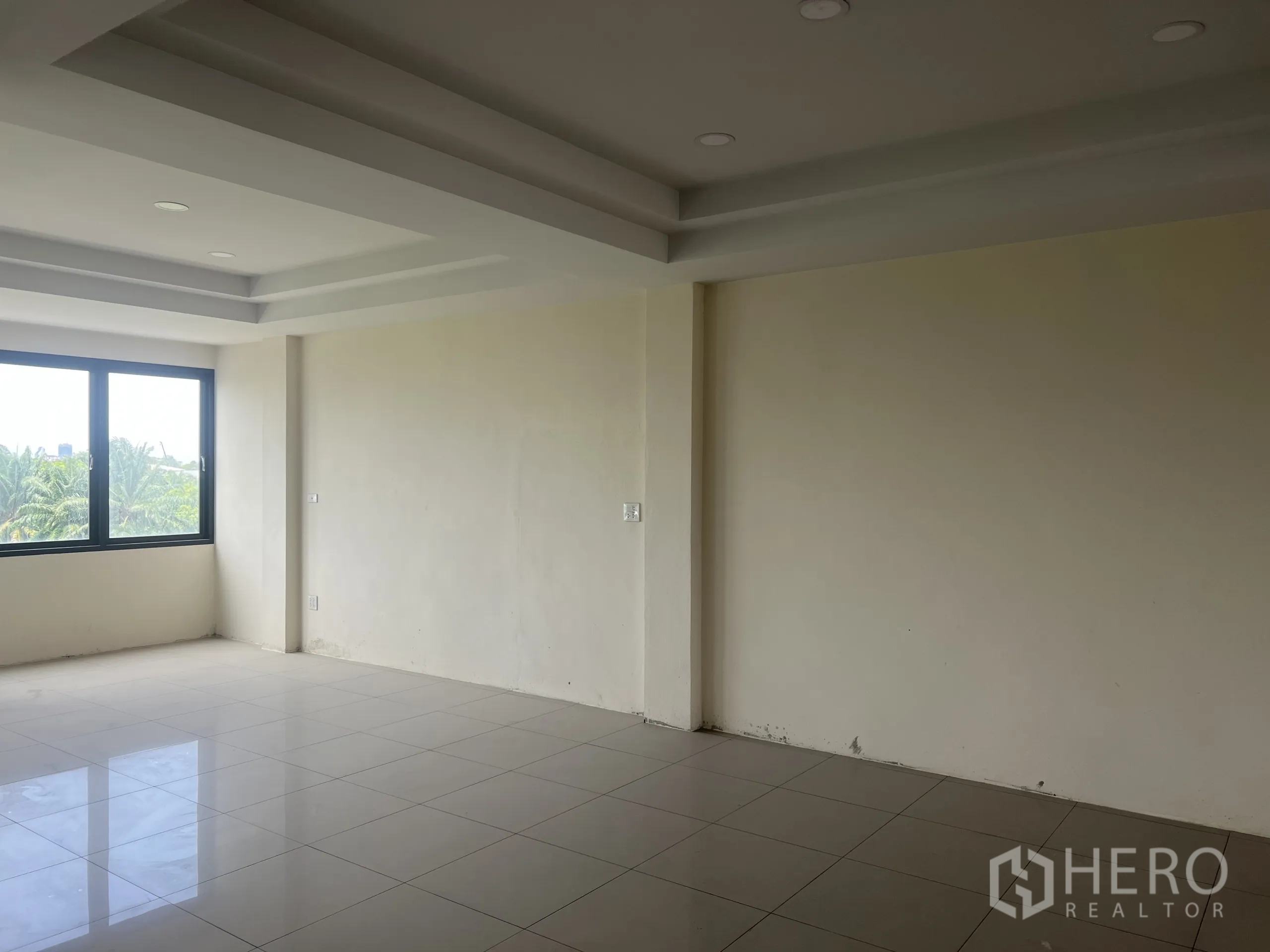 带办公室的家 出租在Suan Luang, Bangkok - 空置房间，层次天花、亮面瓷砖与景观窗