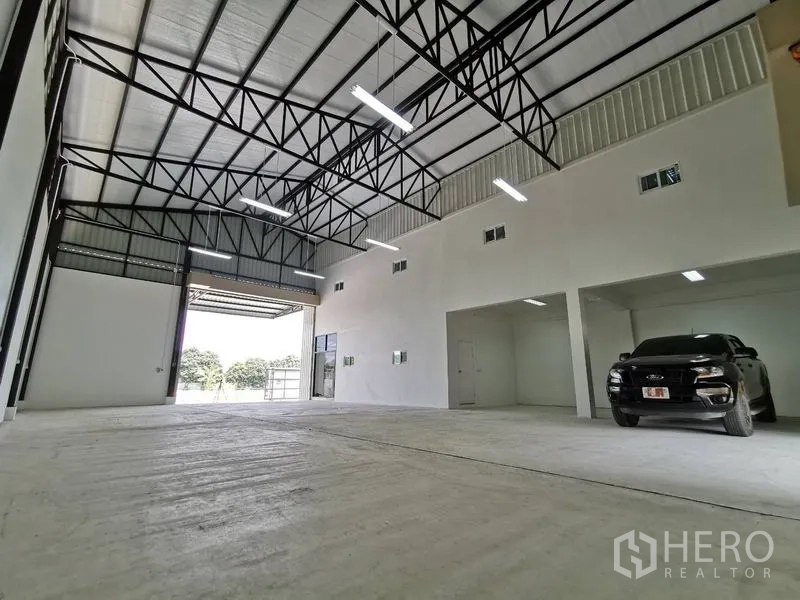 คลังสินค้า ให้เช่าในBang Kruai, Nonthaburi - ภายในโกดังเพดานสูง โครงหลังคาเหล็ก ไฟสว่าง พร้อมจุดจอดรถ