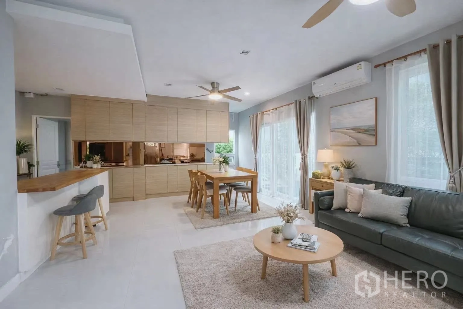บ้านเดี่ยว for rent or sale in Bang Phli, Samut Prakan - พื้นที่นั่งเล่น–ทานอาหารกว้าง โซฟา โต๊ะทานข้าว เคาน์เตอร์บาร์ และหน้าต่างบานใหญ่