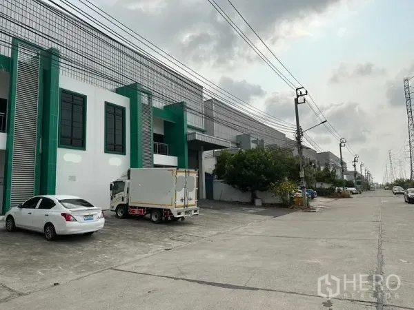 工厂 出租或出售在Bang Phli, Samut Prakan - 工业园区街景，成排厂房与道路停车