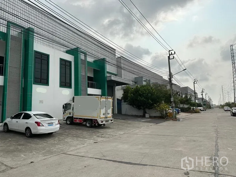 工厂 出租或出售在Bang Phli, Samut Prakan - 工业园区街景，成排厂房与道路停车
