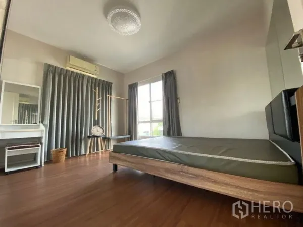 独立式住宅 出租 - 次卧明亮，木地板，双窗与梳妆角落。