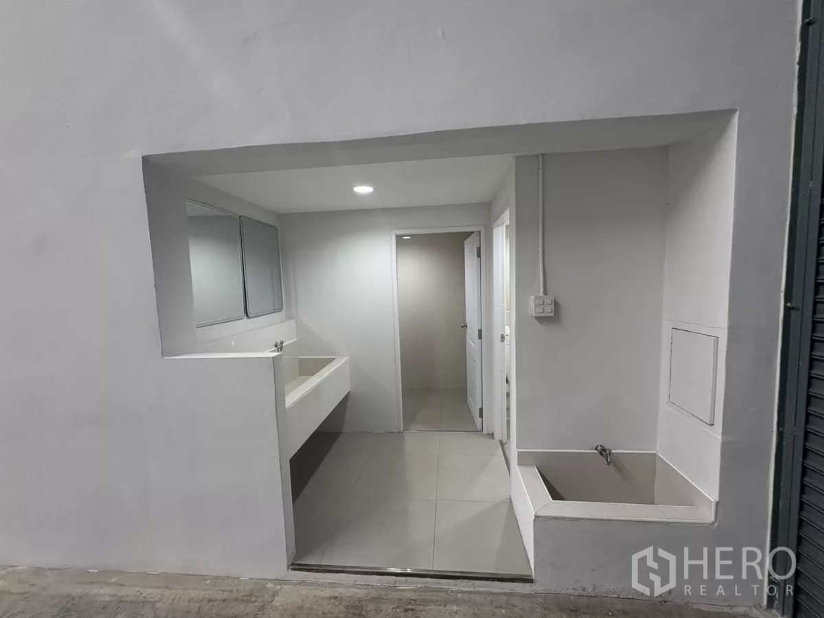 工厂 出租在Bang Phli, Samut Prakan - 仓库旁一层洗手区，设洗手盆与隔间。