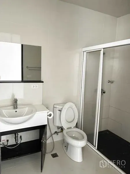คอนโด ให้เช่าในPathum Wan, Bangkok - ห้องน้ำโมเดิร์น อ่างล้างหน้า สุขภัณฑ์ และห้องอาบน้ำกระจกบานเลื่อน
