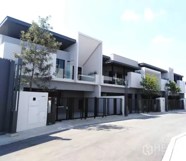 独立式住宅 出租在Bang Phli, Samut Prakan - VIVE Bangna 社区现代两层住宅街景，玻璃阳台与带门车库。