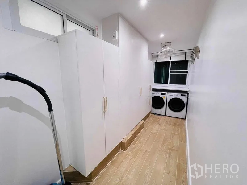 公寓 出售在Yan Nawa, Bangkok - 洗衣间，洗烘一体区与通顶收纳柜。