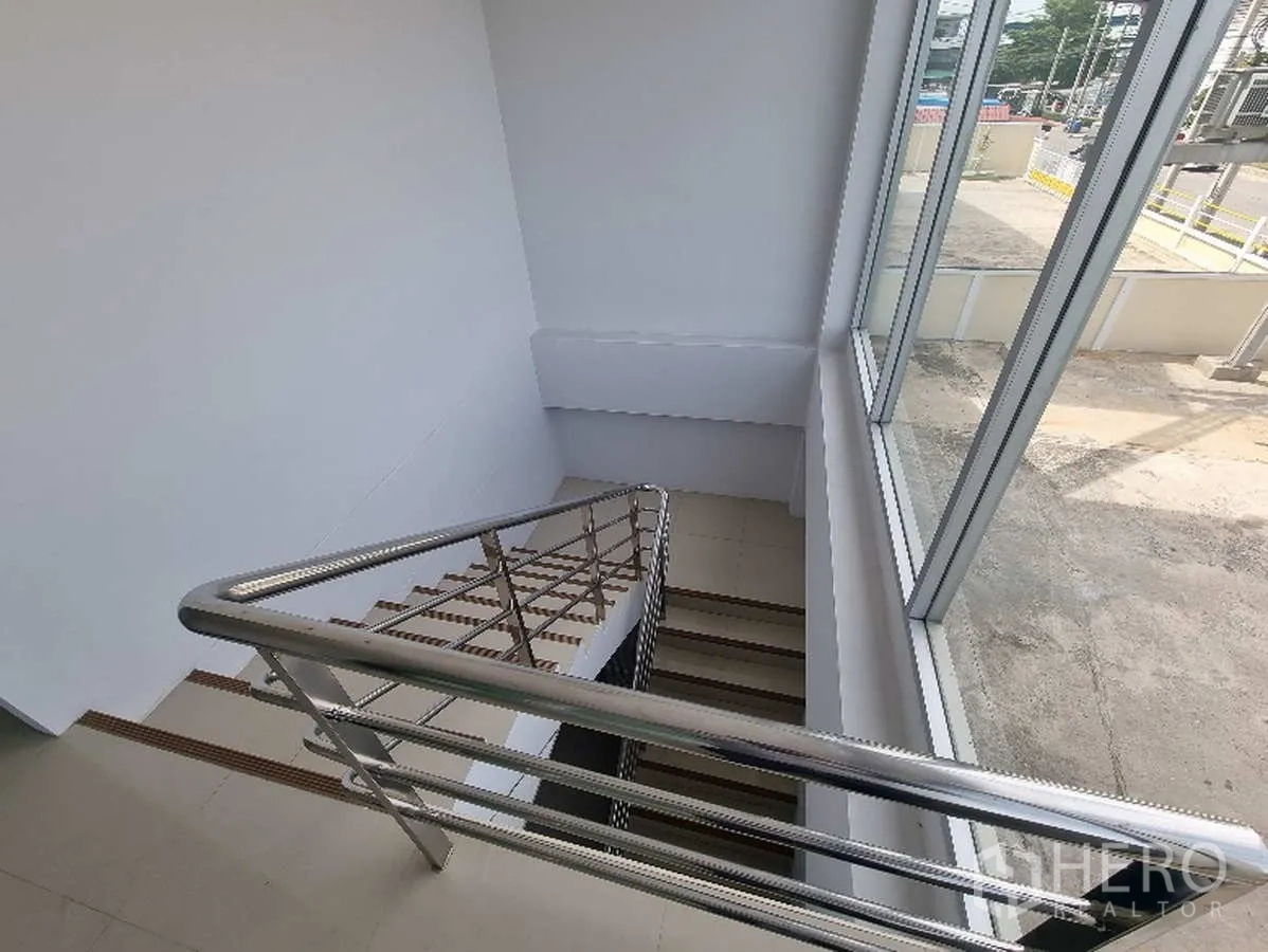 โรงงาน ให้เช่าในSamut Prakan - บันไดราวสแตนเลสข้างผนังกระจกบานใหญ่