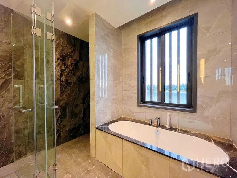 บ้าน ขายในBang Phli, Samut Prakan - ห้องน้ำมีอ่างอาบน้ำใต้หน้าต่าง และห้องอาบน้ำกระจก แผงผนังหินอ่อน