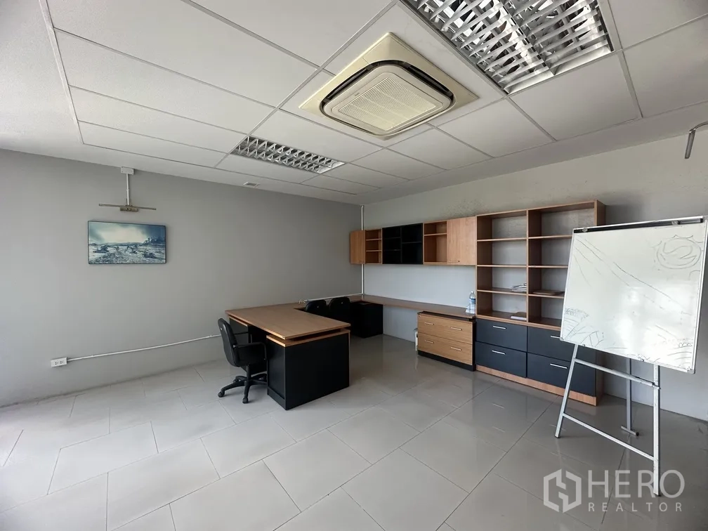 工厂 for rent in Lam Luk Ka, Pathum Thani - 宽大的办公室，墙柜、办公桌与翻页白板。