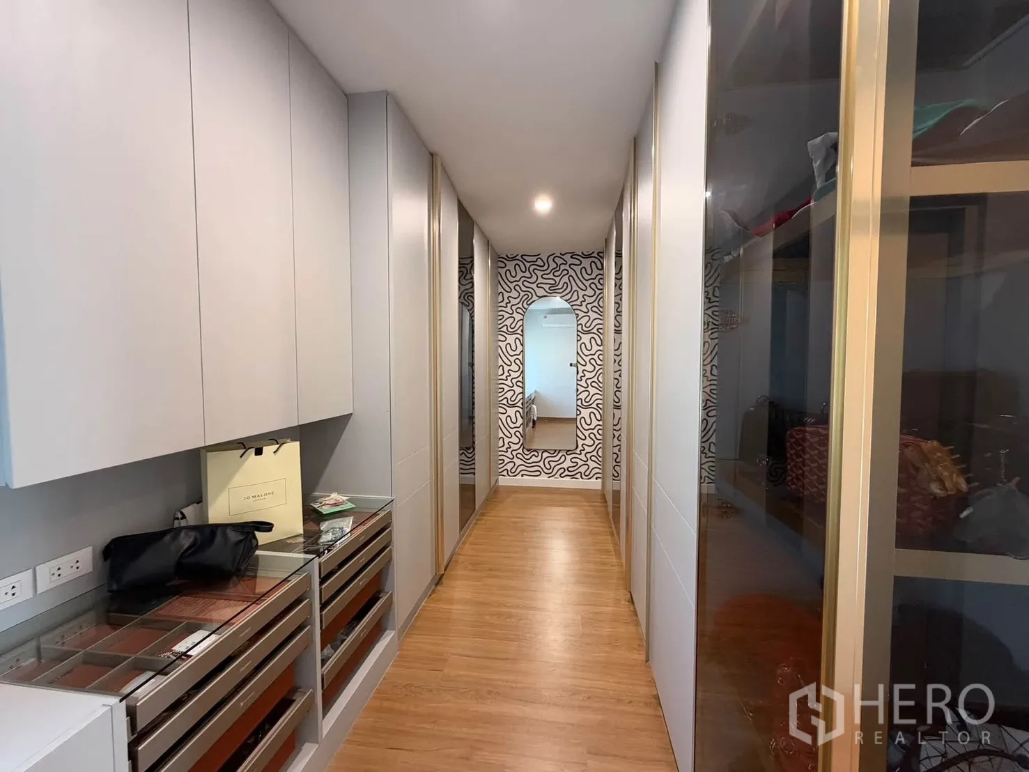 บ้านแฝด for rent in Prawet, Bangkok - โถงวอล์กอินโคลเซ็ตติดตู้บิวท์อินและลิ้นชัก