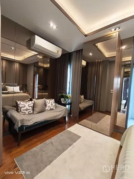 独立式住宅 出售在Wang Thonglang, Bangkok - 步入式更衣区，镜面衣柜、长凳与柔和灯光。