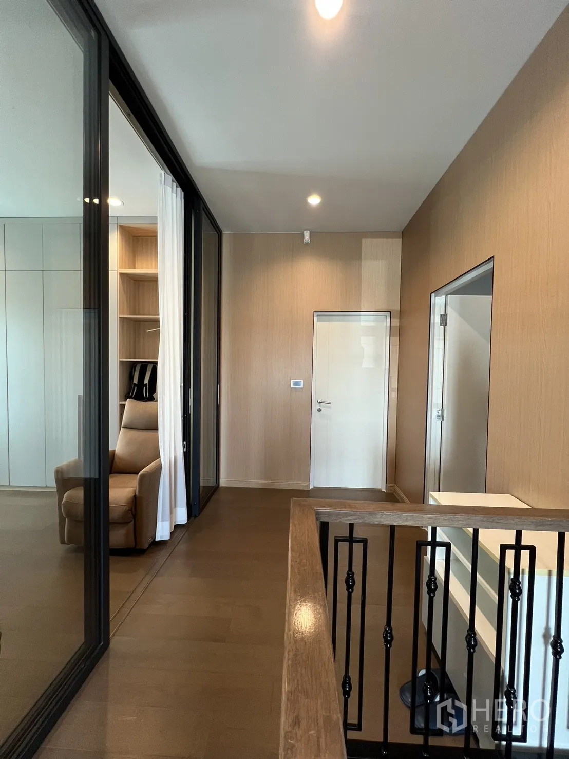 独立式住宅 出租或出售在Mueang Pathum Thani, Pathum Thani - 二层走廊，黑色铁艺栏杆与玻璃房。