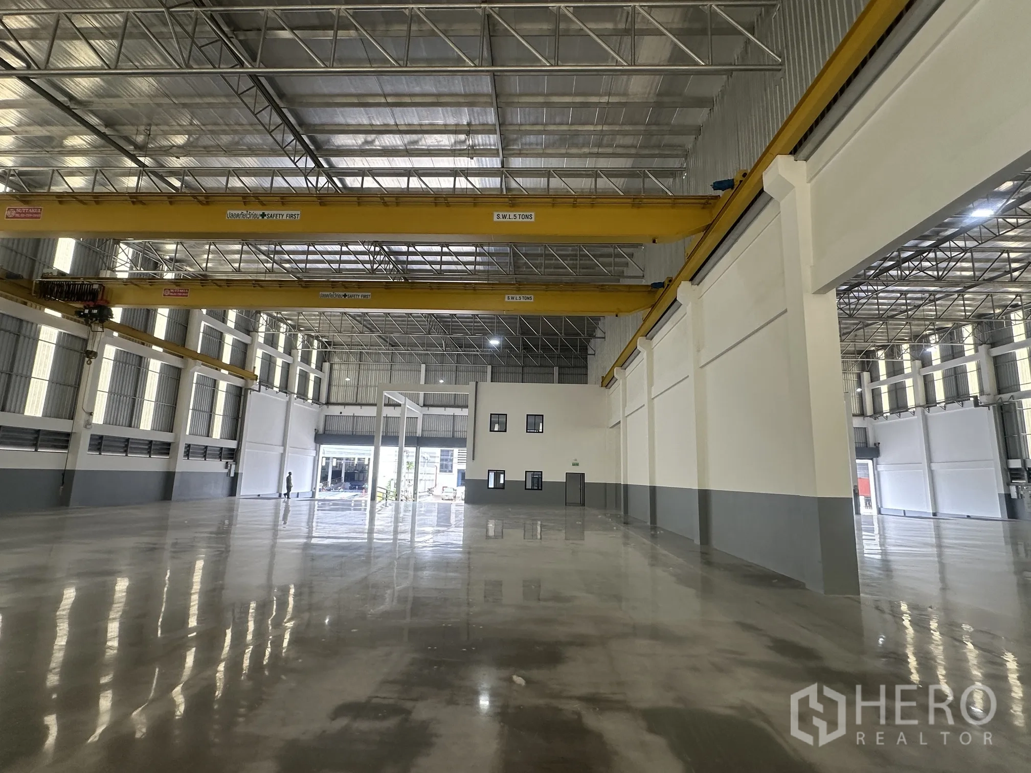 Factory for rent in Bang Phli, Samut Prakan - Long-span industrial hall with three yellow bridge cranes and bright windows.