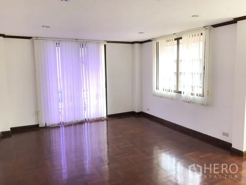 带办公室的家 出租在Huai Khwang, Bangkok - 采光卧室，拼花木地板，窗户及通阳台的推拉门与纱帘。