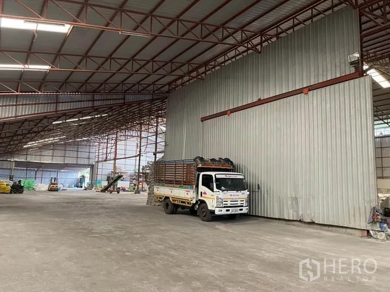 คลังสินค้า ขายในLam Luk Ka, Pathum Thani - ช่องเปิดขนาดใหญ่ระหว่างโกดัง เผยพื้นที่เก็บของโล่งไร้เสากลาง