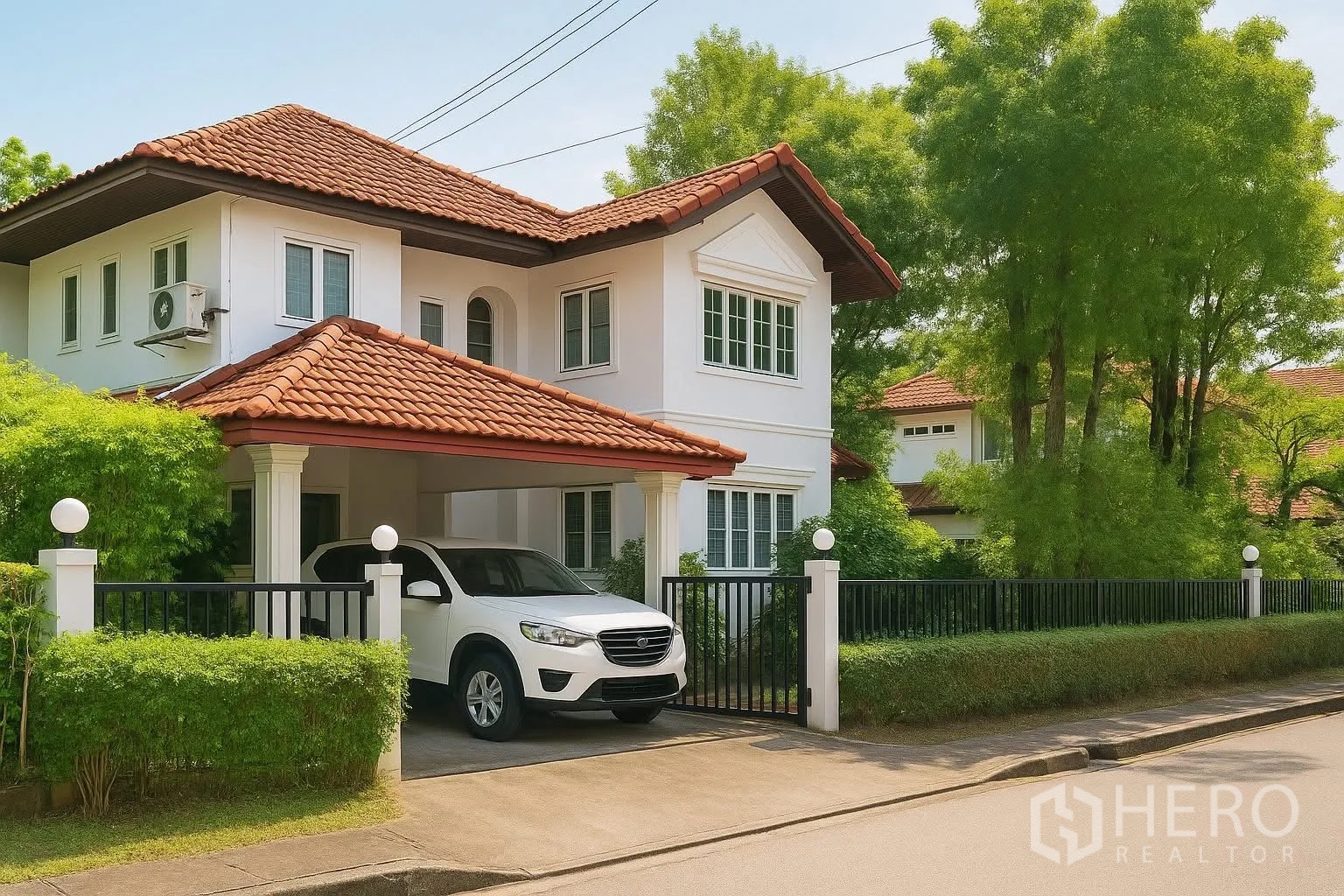 บ้าน ให้เช่าในSaphan Sung, Bangkok - ด้านหน้าพร้อมที่จอดรถมีหลังคา ประตูรั้ว และสวนร่มรื่น