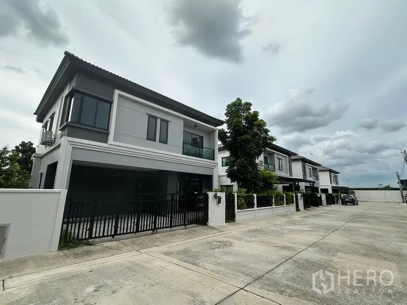 独立式住宅 出售在Khlong Sam Wa, Bangkok - 小区街景，现代住宅成排