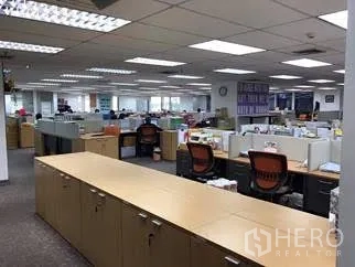 Office Space for rent in Khlong Toei, Bangkok - Spacious open-plan office floor with workstations, cabinets and bright fluorescent lighting.