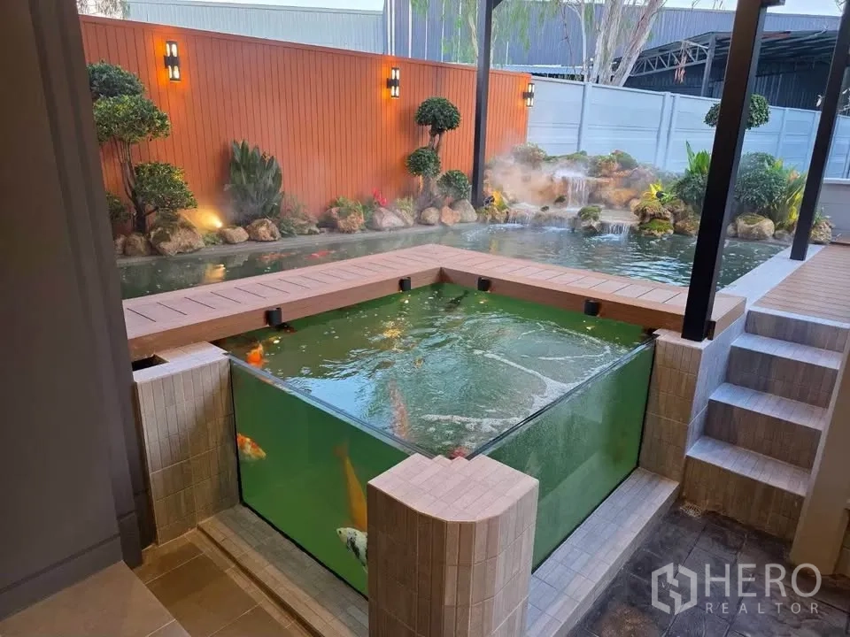 บ้านเดี่ยว for sale in Bang Phli, Samut Prakan - บ่อปลาคราฟกระจกพร้อมสวนจัดแต่ง น้ำตก และทางเดินไม้.