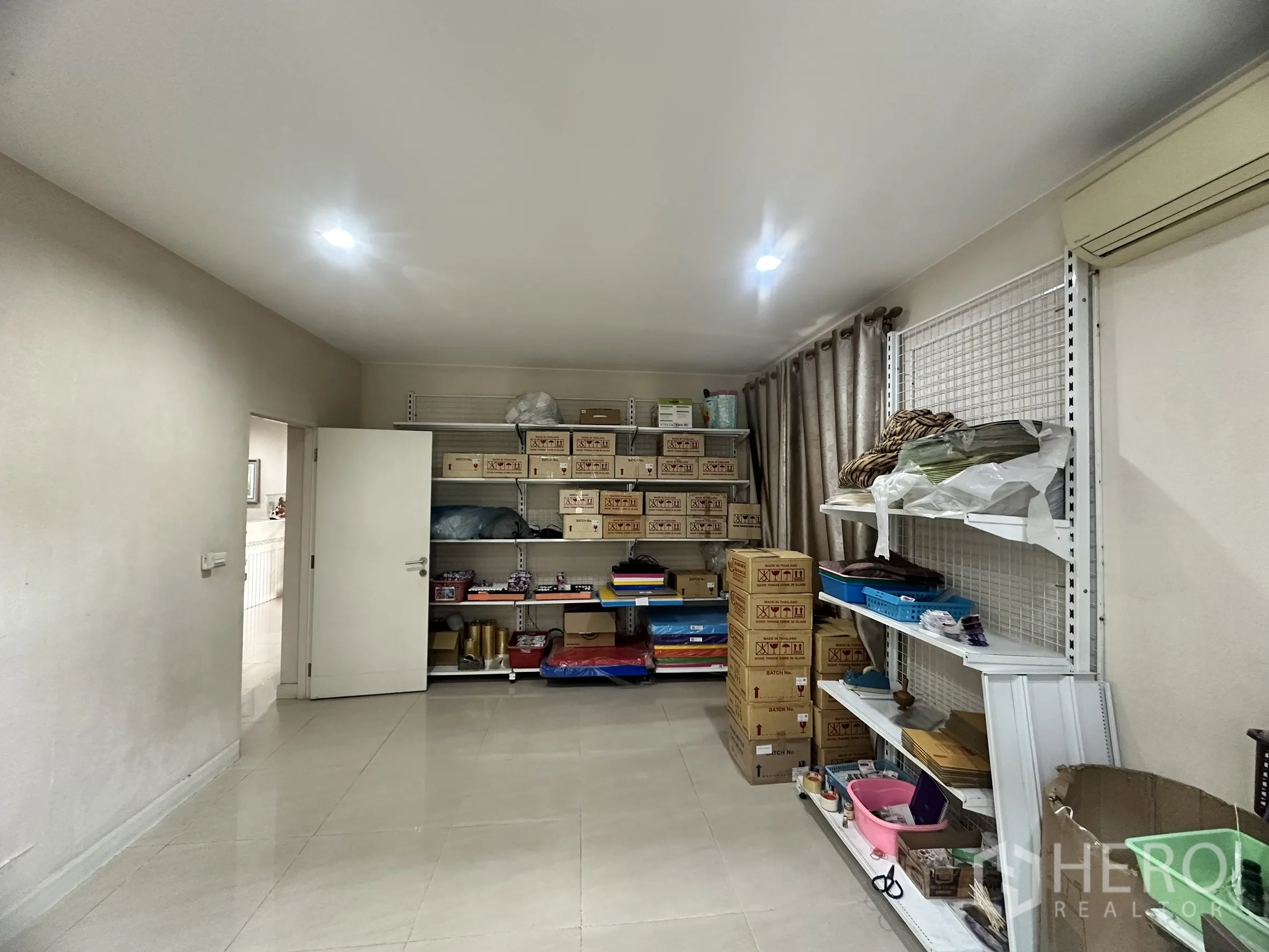 独栋房屋 for sale in Pak Kret, Nonthaburi - 多功能储物房，置物架与地砖。