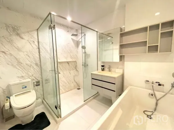คอนโด ให้เช่าในWatthana, Bangkok - ห้องน้ำสไตล์โมเดิร์น พร้อมตู้ชาวเวอร์กระจก อ่างอาบน้ำแยก ผนังลายหินอ่อน และเคาน์เตอร์อ่างล้างหน้า