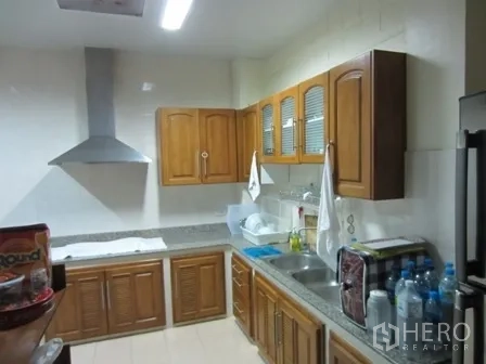 带办公室的家 出租或出售在Wang Thonglang, Bangkok - 第二厨房，木质橱柜、双水槽与油烟机。