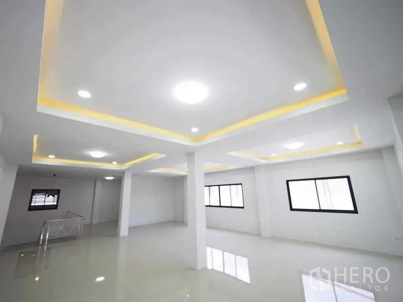 货栈 出租或出售在Krathum Baen, Samut Sakhon - 阳光充足的办公室楼层，可见多扇窗与楼梯。