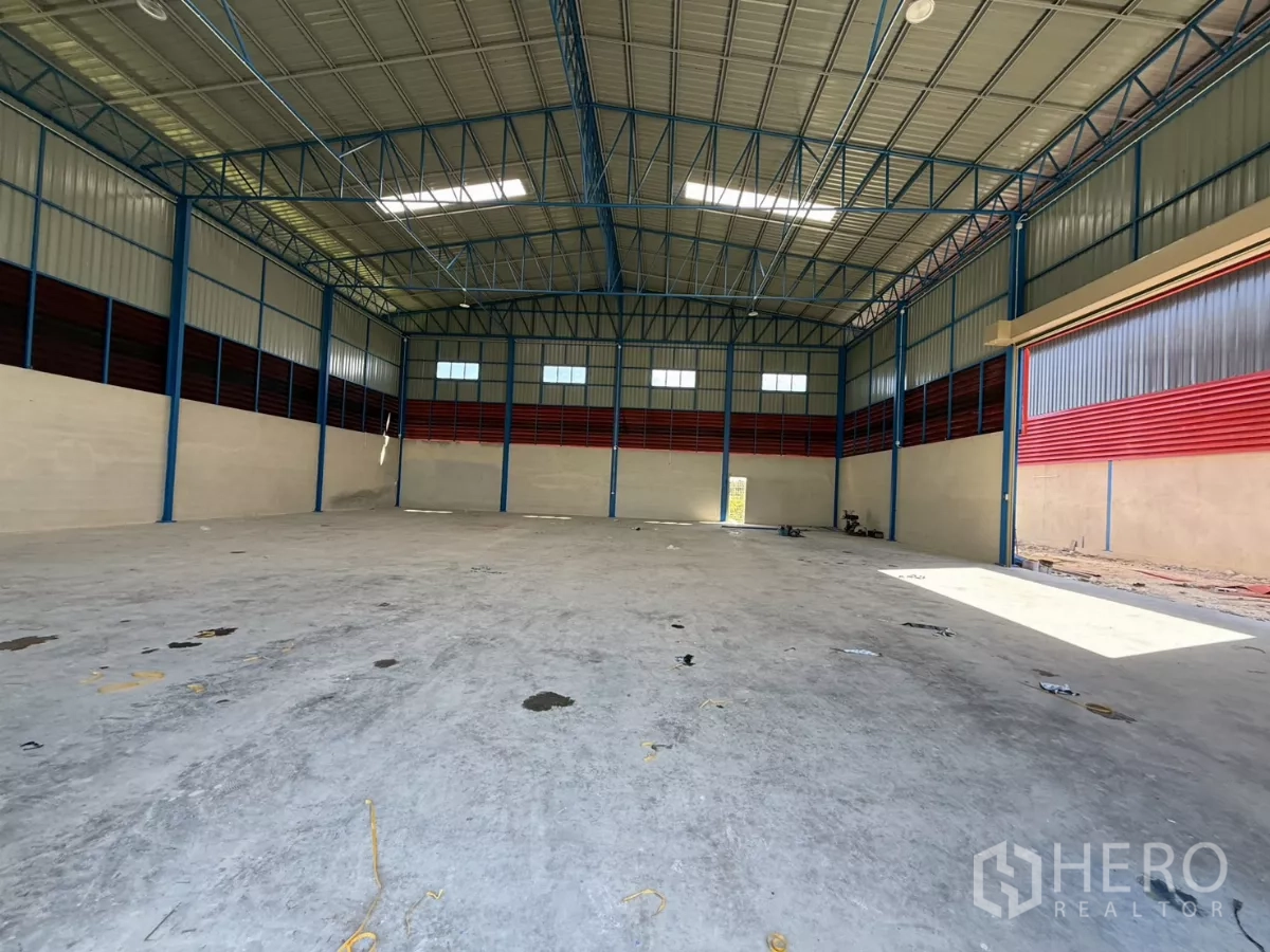 Warehouse for rent in Lam Luk Ka, Pathum Thani - Panoramic interior of the 440 sqm warehouse with skylights along the ridge.