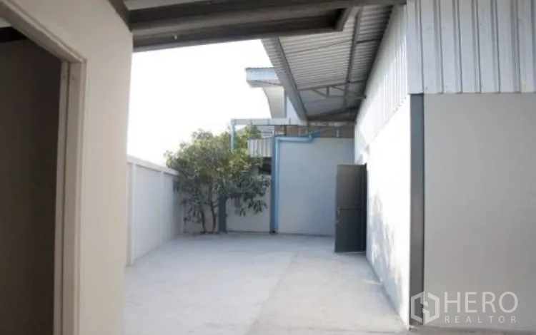 โกดัง for rent in Bang Phli, Samut Prakan - ลานด้านข้างใต้กันสาด มีประตูเข้าโกดังและกำแพงรั้ว