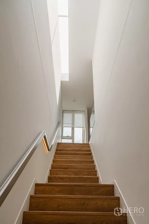 Detached House for rent in Saphan Sung, Bangkok - Wooden staircase with skylight bringing daylight to the upper floors.